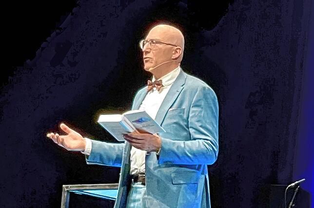 Ewald Arenz erzählt mehr, als dass er liest. Der Bestsellerautor fesselte sein Publikum in der Singener Stadthalle mit Ausschnitten aus ...