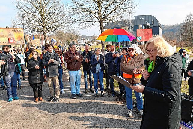 Alice Engelhardt, Vorstandsmitglied der Grünen im Raum Stockach, hatte die Mahnwache angemeldet und verlies den Teilnehmern die Regeln. ...