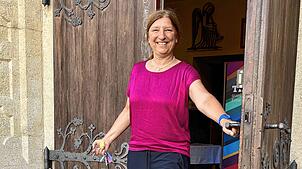 Pfarrerin Andrea Fink-Fauser (63) öffnet die Kirchentür für die Gäste.