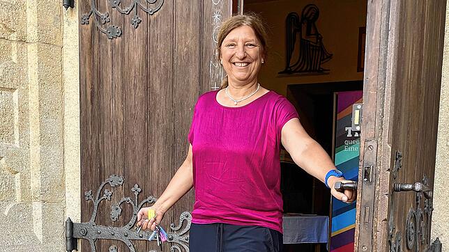 Pfarrerin Andrea Fink-Fauser (63) öffnet die Kirchentür für die Gäste.