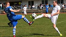 Abstiegskampf statt Fußball-Ballett: Julian Matzner (rechts, gegen Marco Kern) und der FC Wehr rehabilitierten sich beim 2:1 gegen den ...