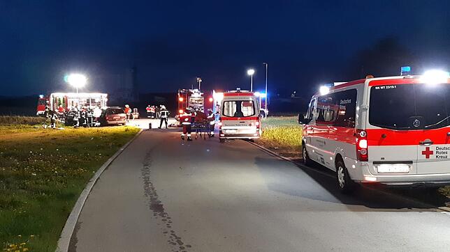 Im realitätsnahen Szenario eines Verkehrsunfalls mit eingeklemmten Opfern testeten die Feuerwehrleute neben Geräten und Handgriffen auch ...