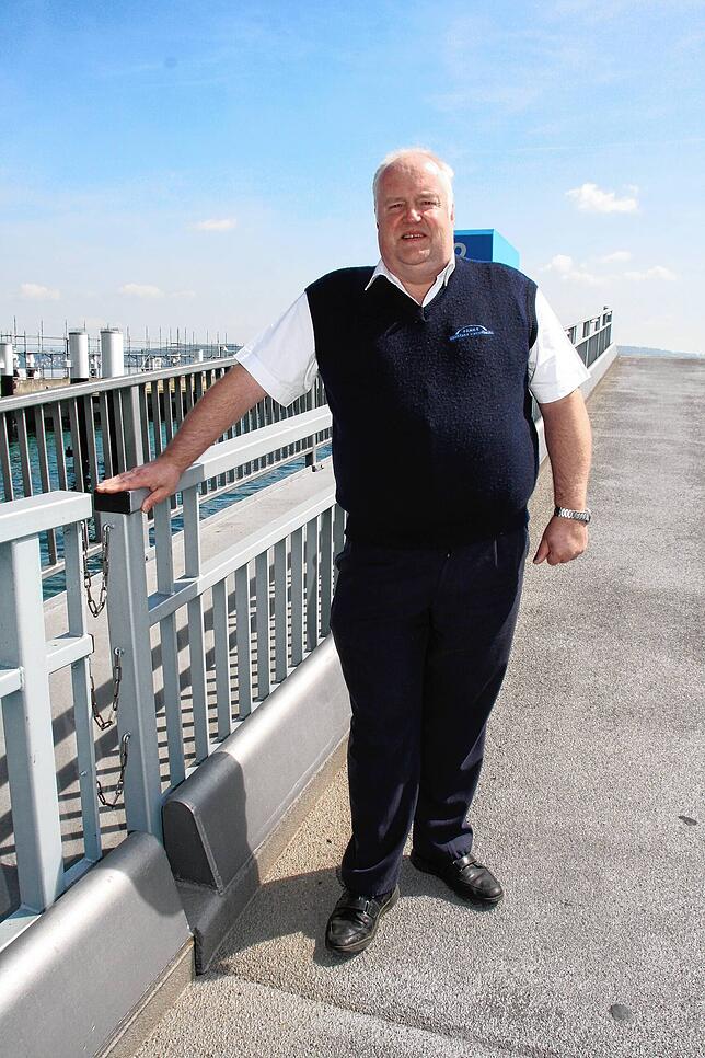 Michael Müllner zeigt die heutigen Landebrücken der Fähre, die besser auf Hochwasser eingerichtet sind.