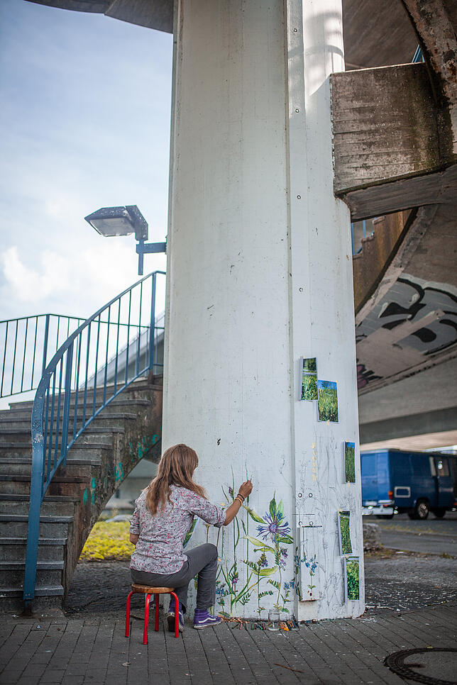 Bild 1: Sie bringt den Beton am Schänzle zum Blühen: Wer ist die Frau, die aus einem Pfeiler ein übergroßes Kunstwerk macht?