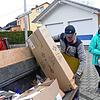 Traktorfahrer Rudolf Gut weiß genau, wie das Altpapier am Besten gestapelt wird. Ingrid Schmid bringt Nachschub.