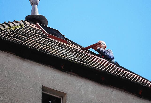 Die Handwerker waren am Mittwoch schnell vor Ort, um das Dach zu decken und die Elektrik im Hotel zu reparieren.