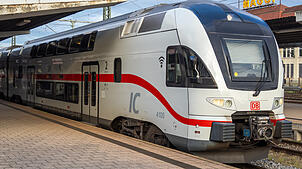 Doppelstock-Züge des Typs Stadler Kiss verkehren auf der Strecke zwischen Stuttgart und Zürich als IC, hier im Bahnhof Singen.