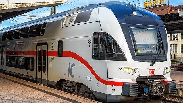 Ein Stadler-Intercity der Gäubahn in Singen. Dieses Bild soll es so nur noch bis Juni geben, dann verkauft die Bahn die Züge.