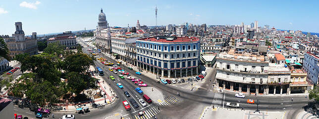Gegensätze in Havanna: Rechts das Meer und das arme Viertel der Stadt, in der Mitte das Hotel Inglaterra und der Parque Central mit den ...