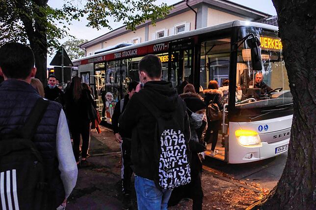 Zwischenzeitlich hat die Bahn auch Busse eingesetzt, um die Schüler von Gottmadingen direkt zu den Singener Schulen zu bringen. Zur Zeit ...
