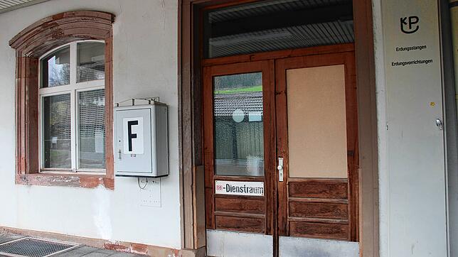 Ein Provisorium bedeckt das Loch, dass die eingeschlagene Scheibe hinterlassen hat. Der Fahrdienstleiter musste sich so Zutritt in den ...