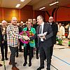 Der unterlegende Kandidat Lukas Graf gratuliert dem Sieger Maik Lehn (rechts). Links im Bild Frank Schroft, Bürgermeister von Meßstetten.