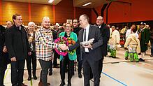 Der unterlegende Kandidat Lukas Graf gratuliert dem Sieger Maik Lehn (rechts). Links im Bild Frank Schroft, Bürgermeister von Meßstetten.