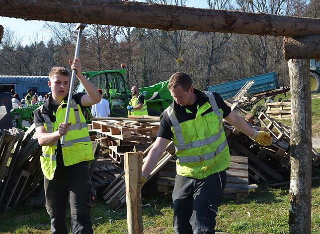 Bild 19: Erste Bilder vom Funken-Aufbau auf der Markdorfer Panzerwiese – So entsteht das Spektakel!