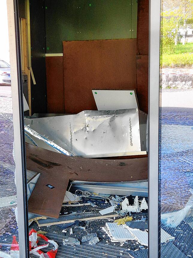 Bild 17: Sprengung der Filiale der Volksbank Hochrhein in Albbruck: Erdrückende Bilder vom Tatort