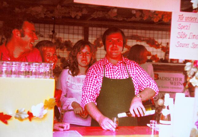 Der erste Stand der Kamelia an der Stephanskirche, mit Kurt und Monika Köberlin (Mitte) sowie Constanze und Alfred Pfundstein.