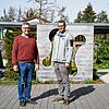 Paul und Matthias Saum (von links), als geschäftsführende Doppelspitze des Garten- und Landschaftsbau Saum, vor ihrem Betrieb in ...
