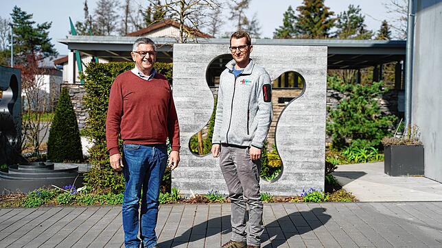 Paul und Matthias Saum (von links), als geschäftsführende Doppelspitze des Garten- und Landschaftsbau Saum, vor ihrem Betrieb in ...