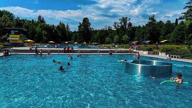Im Kneippbad soll die Badtemperatur auch in den frühen Morgenstunden möglichst angenehm bleiben. Deswegen soll das Schwimmbecken Mitte ...