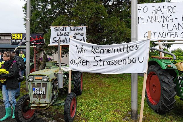 (Archivbild) Beim Besuch von Regierungspräsidentin Bärbel Schäfer in Allensbach zum Thema Ausbau der B33 im Mai 2023: Auf einem ...