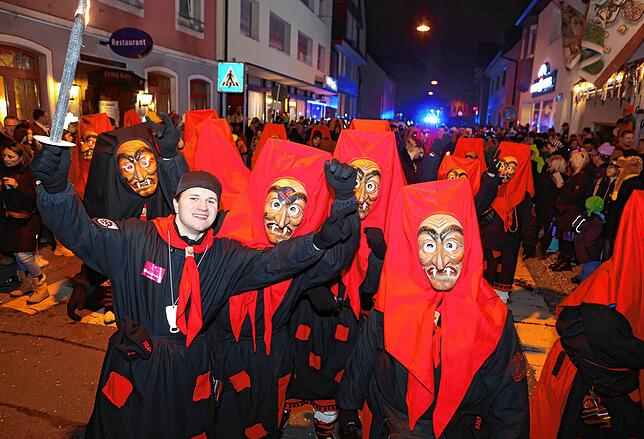 Bild 6: Nachtumzug vor großem Volk