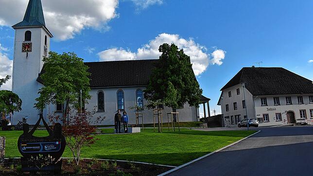 Die Sanierung des Rathausplatzes in Birkendorf ist nahezu fertiggestellt. Der ehemaliger und die aktuelle Ortsvorsteherin besichtigen ...