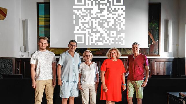 Warten gespannt auf die Ergebnisse der jetzt startenden Sicherheitsumfrage (von links): Kostiantyn Murashkoo, Nico Kuhn (beide ...