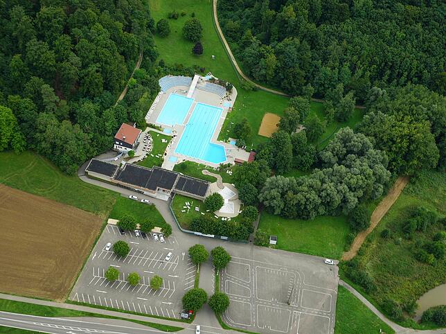 Das Freibad in Stockach von Oben. Im zurückliegenden Hitzesommer wagten rund 57 000 Schwimmgäste den Sprung ins kühle Nass. Bild: ...
