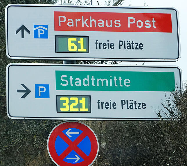 In der Nußdorfer Straße beim Augustinum: Vergebliche Fahrten zum Parkhaus Post erspart diese dynamische Anzeige, wenn dort alles belegt ist.