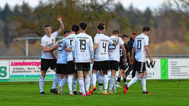 Der SV Mühlhausen jubelt nach dem 2:0 durch Marc Labusch. Er gewann die Partie gegen die Spfrde Owingen-Billafingen mit 3:0.