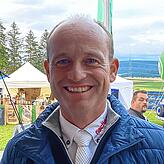 Springreiter Michael Jung freut sich besonders über die familiäre Atmosphäre auf den Immenhöfen.