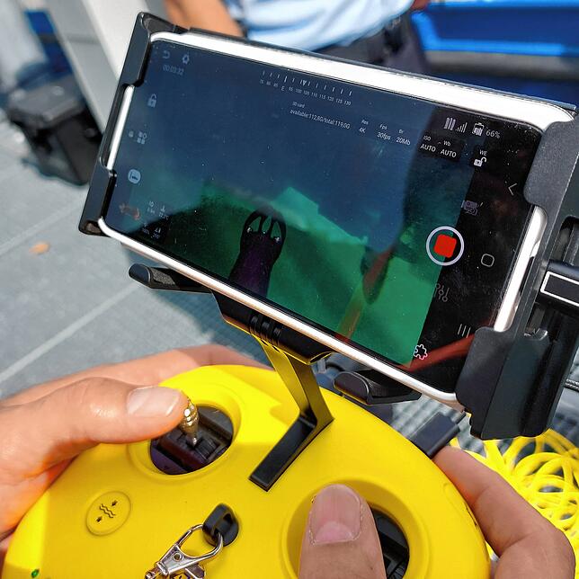 Mehr braucht es nicht, um den Unterwasser-ROV zu navigieren: Eine Steuerung, ein Smartphone und eine entsprechende Software. Das ...