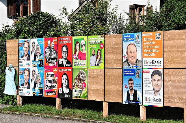 Im Dorf wird eifrig Wahlkampf in die heiße Phase. Im Kloster will man davon nichts wissen.