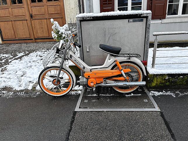 Ein Auto ist in ein Mofa gekracht. Die Mofafahrerin ist leicht verletzt.