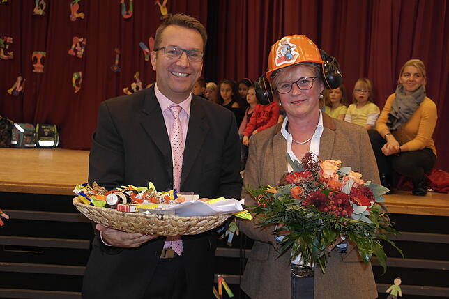 Julie Adam ist neue Rektorin der Teuringer-Tal-Schule in Oberteuringen: Bürgermeister Ralf Meßmer begrüßte sie mit Geschenken wie einem ...