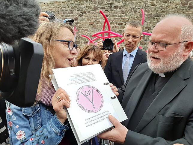 Ulrika Schirmaier überreichte in Fulda Kardinal Reinhard Marx die Petition mit rund 5000 Unterschriften.