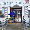 Hans-Jürgen Steuer vom Landgasthof &bdquo;Adler&ldquo; in Wittenhofen nutzt die Zeit, um alle Fensterläden des Hauses neu zu streichen.