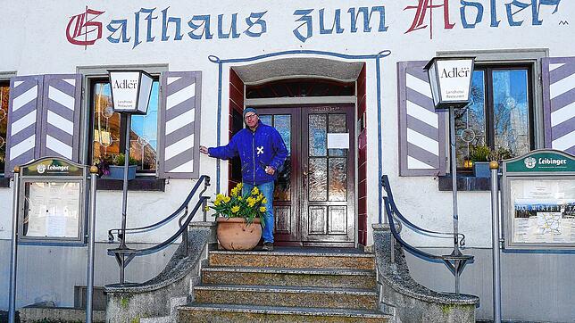 Hans-Jürgen Steuer vom Landgasthof &bdquo;Adler&ldquo; in Wittenhofen nutzt die Zeit, um alle Fensterläden des Hauses neu zu streichen.