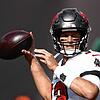 Wenig Zeit, viel zu überblicken und die Sonne in den Augen: Star-Quarterback Tom Brady von den Tampa Bay Buccaneers muss so schnell wie ...