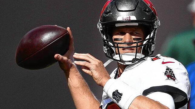 Wenig Zeit, viel zu überblicken und die Sonne in den Augen: Star-Quarterback Tom Brady von den Tampa Bay Buccaneers muss so schnell wie ...