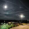 Die neuen Lampen im Baugebiet Schützenberg III leuchten schon und auch der Vollmond spendet Licht. Künftig geht die Beleuchtung im ...