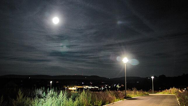 Die neuen Lampen im Baugebiet Schützenberg III leuchten schon und auch der Vollmond spendet Licht. Künftig geht die Beleuchtung im ...
