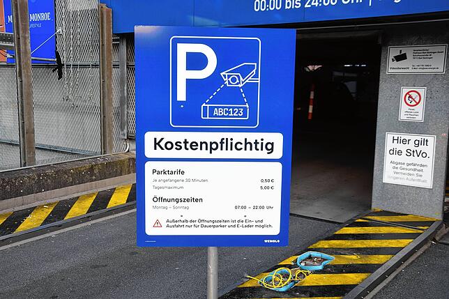 Bei der Einfahrt in das Parkhaus ist für den Autofahrer bereits ein erstes Hinweisschild zu beachten.