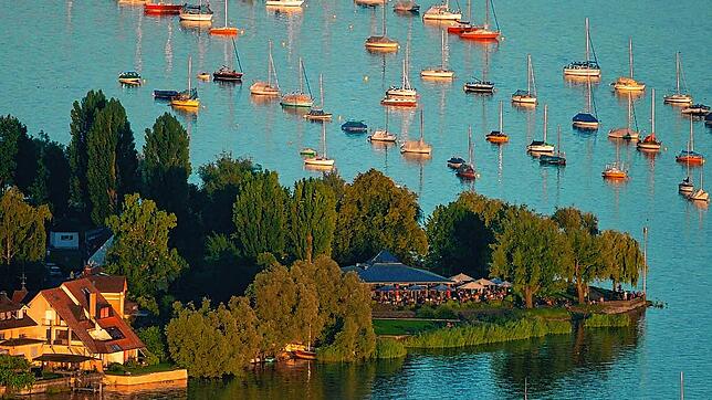 Der Seegarten von Allensbach und Boote, die an Bojen liegen: Allensbach liegt am Gnadensee und verfügt über ein ganz besonderes Flair. ...