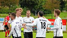 Die Spieler des SV Aasen bejubeln das 3:0 durch Judi Sharro (Nummer 18).