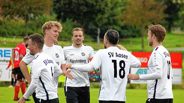 Die Spieler des SV Aasen bejubeln das 3:0 durch Judi Sharro (Nummer 18).