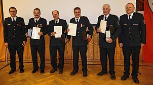 40 Jahre im aktiven Dienst der Freiwilligen Feuerwehr Salem: Kommandant Jochen Fuchs (links) und der stellvertretende Kreisbrandmeister ...