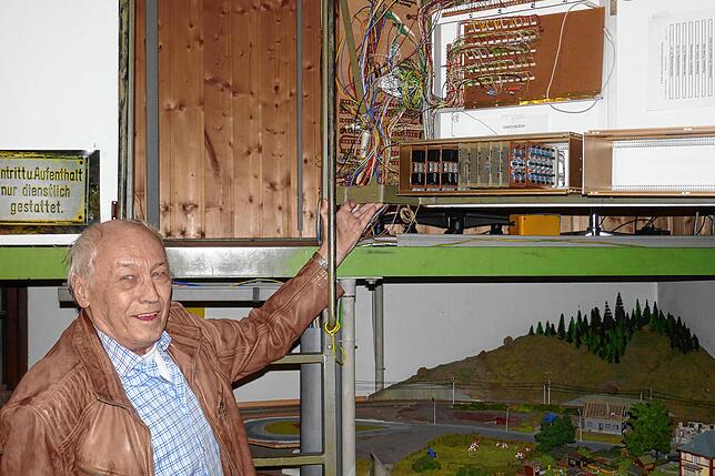 Cheftechniker Detlev Weiß zeigt nicht ohne Stolz Teile seiner Steuerungsanlage für den Villinger Bahnhof im Stellwerk des VEC.