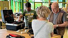 Im Reparaturcafé Bad Dürrheim bringen sich Geflüchtete aktiv mit handwerklichem Geschick ein und werden Teil des ehrenamtlichen Teams. ...