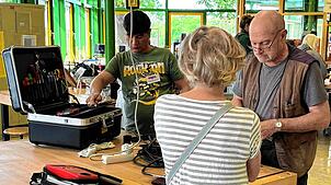 Im Reparaturcafé Bad Dürrheim bringen sich Geflüchtete aktiv mit handwerklichem Geschick ein und werden Teil des ehrenamtlichen Teams. ...